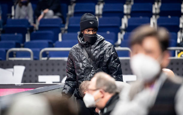 虽然他仍然 虽然他仍然